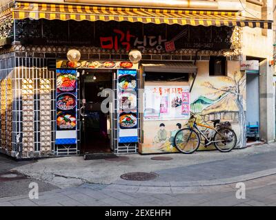 Seoul, Südkorea - 14. Juni 2017: Traditionelles Restaurant mit koreanischer Küche in der Innenstadt von Seoul Stockfoto