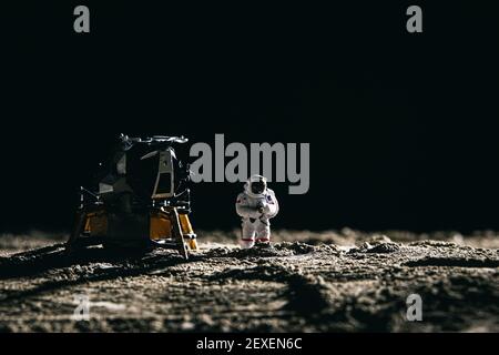 Ein Astronaut Miniaturspielzeug neben einem Raumschiff auf dem mond Stockfoto