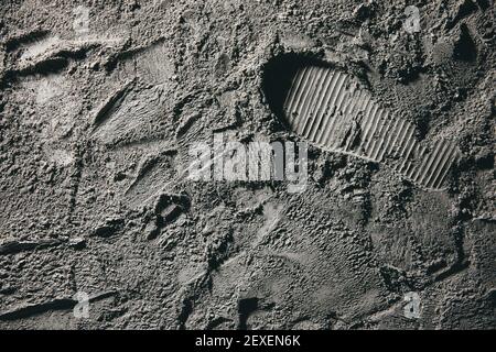 Ein Blick von oben auf einen Fußabdruck auf dem Mond Stockfoto