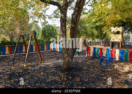 Stock Foto von leerem Spielplatz mit gefallenen Herbstblättern auf dem Boden. Stockfoto