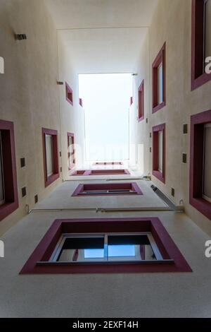 Stock Foto von roten und gelben Gebäude mit moderner Architektur. Stockfoto