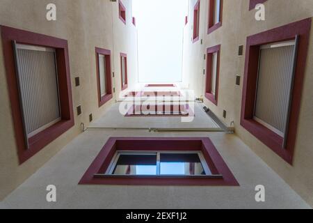 Stock Foto von roten und gelben Gebäude mit moderner Architektur. Stockfoto