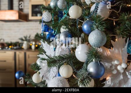Weihnachtsbaum mit blauen und weißen Spielzeug im interior.Christmas Karte mit weißen und blauen decor.Holidays Dekorationen, Silber, blaue Bälle hängen an Stockfoto