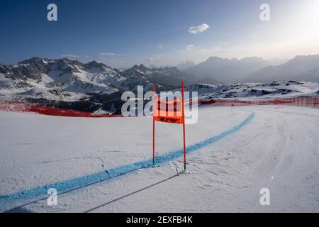 Val di Fassa, Italien 27. Februar 2021: Ein Blick auf die Audi FIS SKI WORLD CUP 2020/21 Damen-Abfahrt auf der Strecke La Volata in den dolomiten Stockfoto