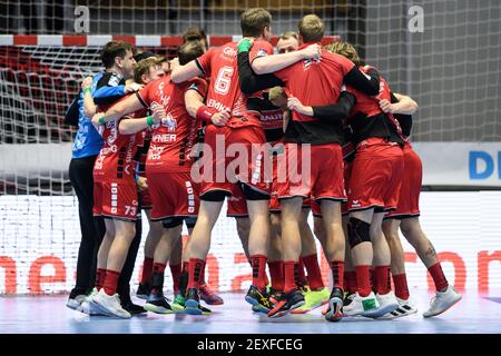 Kassel, Deutschland. März 2021, 04th. Handball: Bundesliga, MT Melsungen - HC Erlangen, Matchday 20 in Rothenbach-Halle. Melsungen's Spieler jubeln nach dem Spiel. Quelle: Swen Pförtner/dpa/Alamy Live News Stockfoto