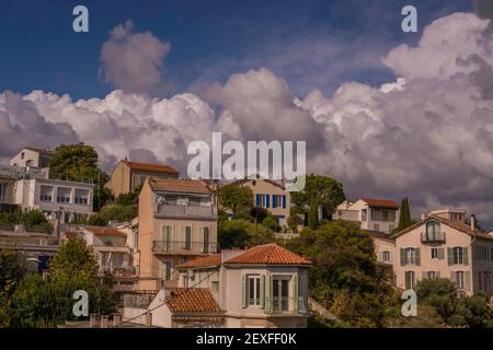 Postkartenblick auf die Hausdächer in Marseille im Sommer, Frankreich Stockfoto