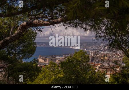 Blick vom Hügel auf Marseille im Sommer, Frankreich. Stockfoto