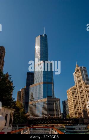 Trump International Hotel and Tower am Ufer des flusses chicago. In Chicago. Mit dem Wrigley Gebäude auf der rechten Seite Stockfoto