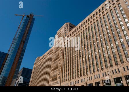 Das Mart-Gebäude am Ufer des Chicago-Flusses war früher das Lager für Marshal Field. Das größte Gebäude der Welt, in dem es 1 eröffnet wurde Stockfoto