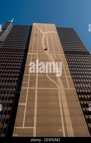 300 South Waker Gebäude am Ufer des Chicago Flusses. Die Seite des Gebäudes ist eine Karte, die zeigt, wo sich das Gebäude in Chicago befindet Stockfoto