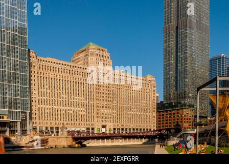 Das Mart-Gebäude am Ufer des Chicago-Flusses war früher das Lager für Marshal Field. Das größte Gebäude der Welt, in dem es 1 eröffnet wurde Stockfoto