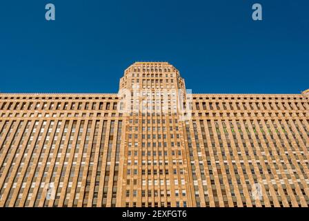 Das Mart-Gebäude am Ufer des Chicago-Flusses war früher das Lager für Marshal Field. Das größte Gebäude der Welt, in dem es 1 eröffnet wurde Stockfoto