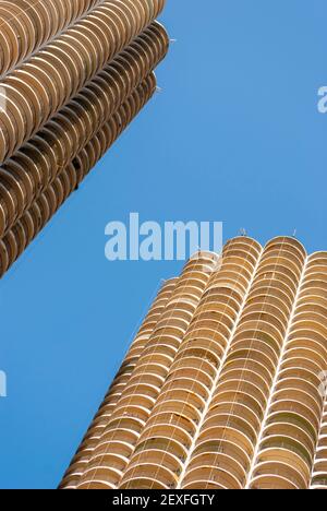 Blick auf Marina City Türme am Ufer des Chicago Ricer in Chicago. Stockfoto