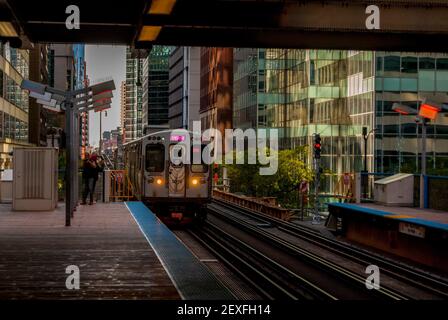 Zug nähert sich einem Bahnhof auf dem erhöhten Abschnitt des Chicago Subway System Chicago Illinois Stockfoto