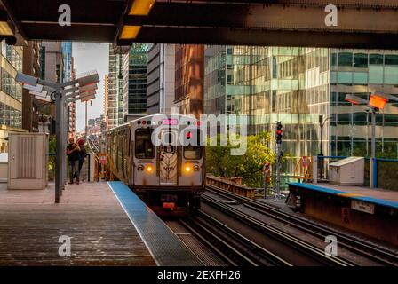 Zug nähert sich einem Bahnhof auf dem erhöhten Abschnitt des Chicago Subway System Chicago Illinois Stockfoto