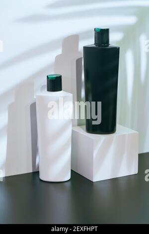 Flaschen Haarshampoo und Conditioner, Naturkosmetik auf schwarzem und weißem Hintergrund Stockfoto