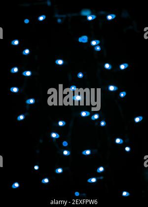 Blur Blick auf blaue halloween Neonlichter Stockfoto