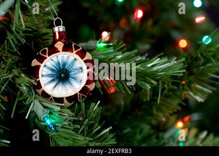 Weihnachtsschmuck im Baum Stockfoto