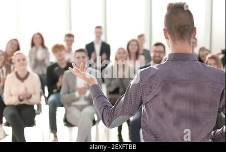 Rückansicht. Junger Sprecher erstellt einen Bericht für die Arbeitsgruppe Stockfoto