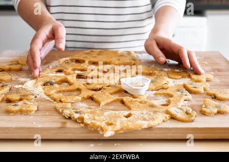 Frau macht Kekse auf dem Tisch in der Küche. Glutenfreie Mehlkekse. Hausgemachte gesunde Ernährung Stockfoto