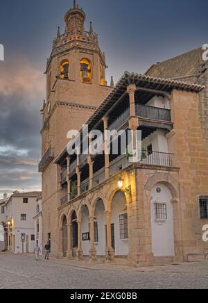 Detail der historischen Fassade der Stiftskirche Santa Maria la Mayor mit einem wunderschönen Sonnenuntergang in Ronda, Malaga, Andalusien, Spanien Stockfoto