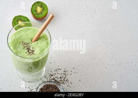 Entgiften Sie grünen Smoothie mit Grünkohl, Spinat und Kiwi auf hellgrauem Schiefer, Stein oder Beton. Draufsicht mit Kopierbereich. Stockfoto