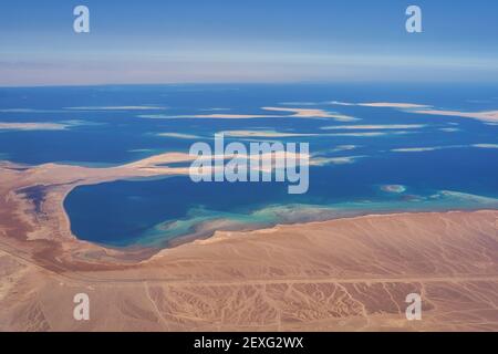 Die Küste des Roten Meeres im südlichen Teil des Golfs Von Suez nördlich von Hurghada in Ägypten Stockfoto