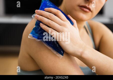 Anwendung Von Ice Pack Cold Therapy Gel Für Schulterverletzungen Stockfoto