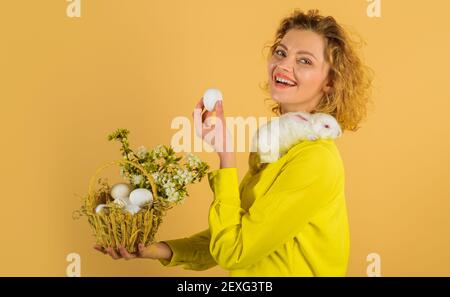 Eiersuche. Osterei. Lächelnde Frau mit Körbchen Eier. Frühlingsurlaub. Stockfoto