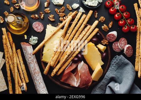 Leckere klassische italienische Vorspeisen auf dunklem Hintergrund. Blick von oben. Stockfoto
