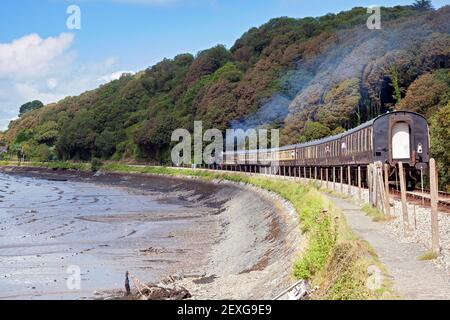 England, Devon, GWR Dampflokomotive Nr. 7827 'Lydham Manor' mit Personenverkehr auf der Dartmouth Dampfeisenbahn Stockfoto