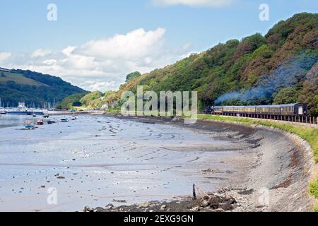 England, Devon, GWR Dampflokomotive Nr. 7827 'Lydham Manor' mit einem Personenverkehr auf der Dartmouth Dampfeisenbahn Stockfoto