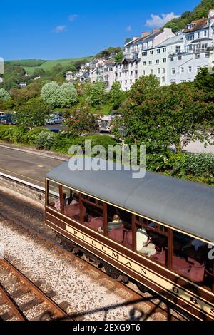 England, Devon, Kingswear Station mit 'Devon Belle' Pullman Observation Carriage No. 13 am Heck eines Passagierzuges Stockfoto