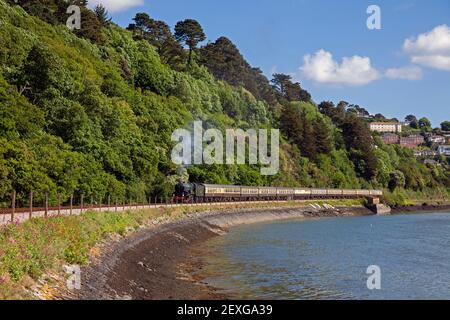 England, Devon, GWR Dampflokomotive Nr. 6024 'King Edward I' Abfahrt von Kingswear Richtung Torbay Express Stockfoto