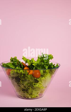 Grüner Salat mit Tomaten und Karotten Stockfoto