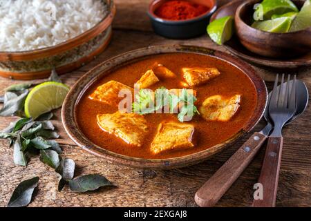 Köstliches Fischcurry mit Basmati-Reis und Limette. Stockfoto