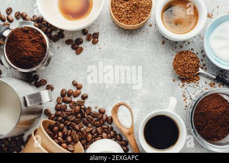 Kaffeekonzept mit verschiedenen Kaffeearten und Requisiten für die Kaffeebereitung auf grauem Hintergrund. Blick von oben. Stockfoto