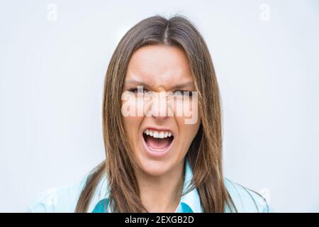 Nahaufnahme Porträt von wütend verrückt Frau Gesicht. Frau schreit oder schreit. Besorgt und gestresste Frau Stockfoto