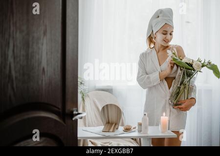 Self Care Ideen für Frau. Beauty Self Care Routine, Möglichkeiten, Stress zu reduzieren, Achtsamkeit zu erhöhen und Burnout zu vermeiden. Junge Frau in weißem Handtuch Stockfoto