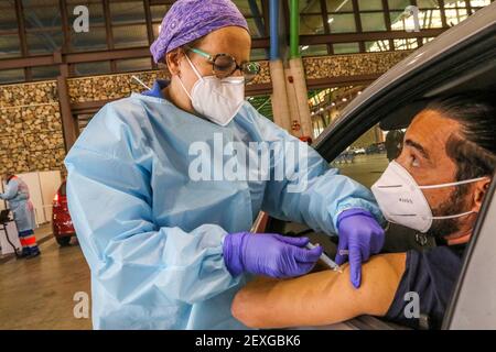 4. März 2021: Malaga, Spanien: Im Palacio de Ferias de Malaga beginnt die Massenimpfung von Lehrern. Die Junta de Andalucia bietet 19 feste Impfpunkte, 17 mobile und 40 in Gesundheitszentren und Krankenhäusern, um Dosen von AstraZeneca-Impfstoff abzugeben.Quelle: Lorenzo Carnero/ZUMA Wire/Alamy Live News Stockfoto