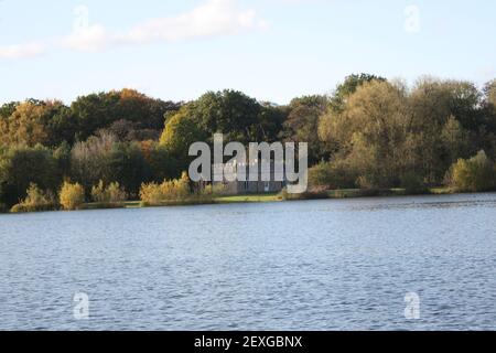 Der See in Kiplin Hall in Yorkshire bei Richmond zeigt Der Blick über den See und die Hallen Sommerhaus Stockfoto