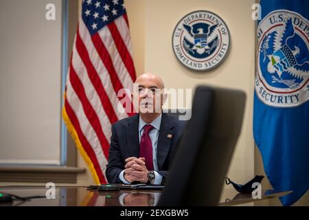 US-Heimatschutzminister Alejandro Mayorkas nimmt an einer virtuellen Konferenz mit Homeland Security Pioneer Members am 1. März 2021 in Washington, DC Teil. Stockfoto