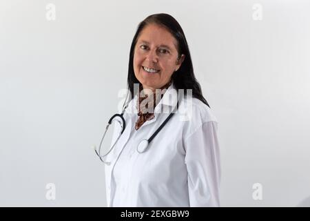 Eine glücklich lächelnde kaukasische Ärztin mit einem Stethoskop isoliert Auf weißem Hintergrund Stockfoto