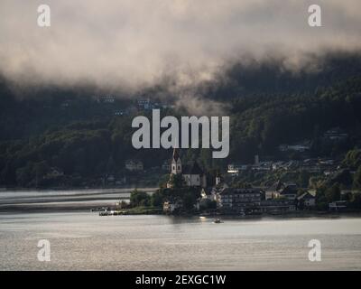 Panorama der katholischen Wallfahrtskirche Maria Woerth Rosenkranzkirche Alpenberg wörthersee Kärnten Österreich Europa Stockfoto