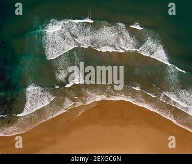 Luftdrohne Panoramablick auf idyllische Naturlandschaft Ozeanwellen Absturz am Strand Praia da Cordoama Algarve Portugal Europa Stockfoto