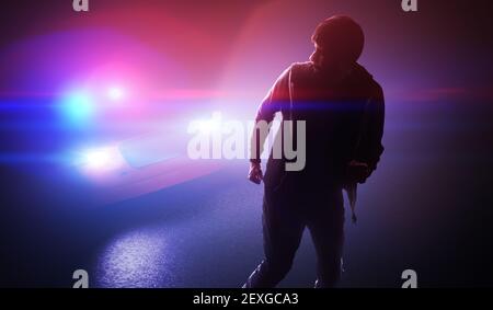 Silhouette des jungen Mannes - Dieb Flucht aus Polizeiauto in der Nacht. Stockfoto