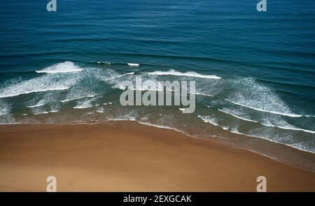 Luftdrohnenpanorama von isoliertem Surfer mit Surfbrett auf Praia Da Cordoama Strand idyllische Natur Landschaft Meer Sagres Vila do Bispo Algarve Portuga Stockfoto