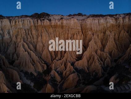 Luftpanorama Ansicht von Arriba Fossil da Praia da Gale Fontainhas Strand Hoodoo Fee Kamin Erde Pyramide Felsformationen Canyon Erosion, atlantik oc Stockfoto