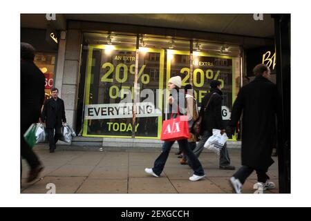 Weihnachten Crunch .... Verkauf auf Oxford Street Photograph von David Sandison The Independent Stockfoto