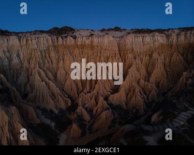 Luftpanorama Ansicht von Arriba Fossil da Praia da Gale Fontainhas Strand Hoodoo Fee Kamin Erde Pyramide Felsformationen Canyon Erosion, atlantik oc Stockfoto